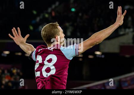 London, Großbritannien. Dezember 2024. London, England, 09. Dezember 2024: Tomas Soucek (28 West Ham) feiert sein Tor während des Premier League-Spiels zwischen West Ham und Wolverhampton Wanderers im London Stadium. (Pedro Porru/SPP) Credit: SPP Sport Press Photo. /Alamy Live News Stockfoto