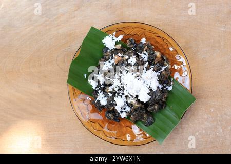 Gathot oder Gatot Cassava Reis von oben. Indonesischer Traditioneller Reis Subtitute. Garniert mit geriebener Kokosnuss. Stockfoto