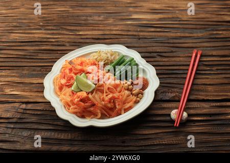 Pad Thai, Rühren gebratene Reisnudeln mit Garnelen und Gemüse Stockfoto