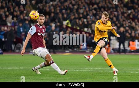 London, Großbritannien. Dezember 2024. Tommy Doyle (Wolves) hat beim Spiel der West Ham vs. Wolverhampton Wanderers Premier League im London Stadium Stratford einen Schuss. Dieses Bild ist NUR für REDAKTIONELLE ZWECKE bestimmt. Für jede andere Verwendung ist eine Lizenz von Football DataCo erforderlich. Quelle: MARTIN DALTON/Alamy Live News Stockfoto