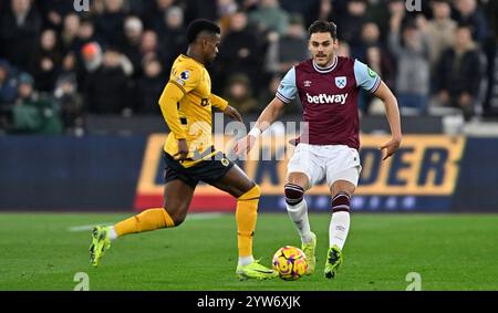 London, Großbritannien. Dezember 2024. Nélson Semedo (Wolves) geht an Konstantinos Mavropanos (West Ham) während des Spiels West Ham vs Wolverhampton Wanderers Premier League im London Stadium Stratford vorbei. Dieses Bild ist NUR für REDAKTIONELLE ZWECKE bestimmt. Für jede andere Verwendung ist eine Lizenz von Football DataCo erforderlich. Quelle: MARTIN DALTON/Alamy Live News Stockfoto