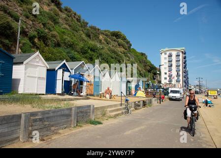 Radfahrer am Red Squirrel Trail und Strandhütten am Sandown Beach, Isle of Wight Stockfoto