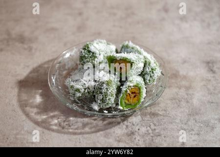 Sanggar Banyu oder Putri Noong, Bananen in Reismehlteig gewickelt, gedämpft, mit geriebener Kokosnuss bedeckt. Indonesien Jajanan Pasar Stockfoto
