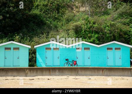 Fahrrad am Red Squirrel Trail und Strandhütten am Sandown Beach, Isle of Wight Stockfoto