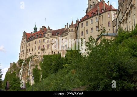 Majestätisches Schloss Sigmaringen auf einer zerklüfteten Klippe über der beschaulichen Donau: Die historische Residenz Hohenzollern zeigt mittelalterliche Architektur und königliches C Stockfoto