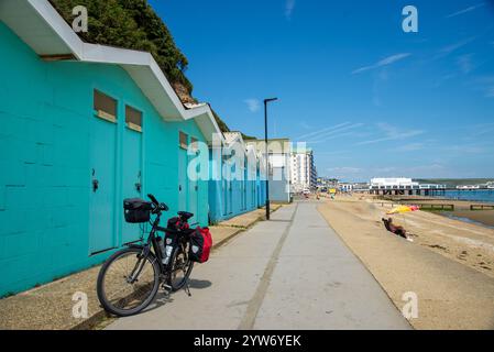 Radfahrer am Red Squirrel Trail und Strandhütten am Sandown Beach, Isle of Wight Stockfoto