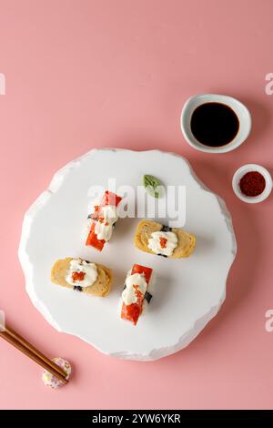 EBI Mentai Sushi, japanisches Gericht mit Sushi-Reis, garniert mit gegrillten Garnelen und cremiger Mentai-Sauce Stockfoto