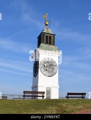 Uhrenturm an der Petrovaradin Festung, wo das Exit Festival stattfindet. Es ist eines der Symbole der Stadt Novi Sad. Serbien. Stockfoto