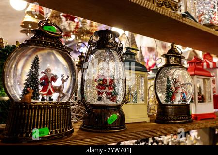 Krakau, 30. November 2024, Polen, OP: Weihnachtsmarkt auf dem Hauptplatz Stockfoto