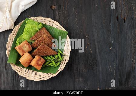 Tahu Tempe Bacem. Tofu und Tempeh mit süßen Gewürzen. Kopierbereich für Text Stockfoto