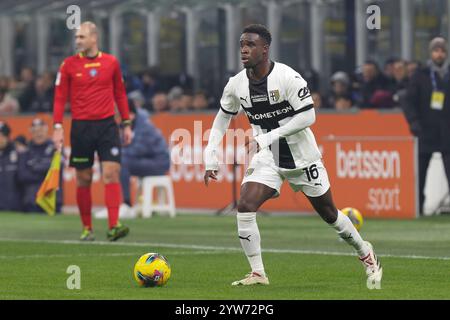 Mailand, Italien. Dezember 2024. Italien, Mailand, 2024 12 06: Keita Mandela (Parma) dribbelt in der ersten Halbzeit beim Fußballspiel FC Inter gegen Parma Calcio, Serie A Tim 2024-2025 Day 15, San Siro Stadium. Italien, Mailand, 2024 12 06: FC Inter vs Parma Calcio, Serie A Tim 2024/2025, Tag 15 im San Siro Stadion (Bild: © Fabrizio Andrea Bertani/Pacific Press via ZUMA Press Wire) NUR ZUR REDAKTIONELLEN VERWENDUNG! Nicht für kommerzielle ZWECKE! Stockfoto