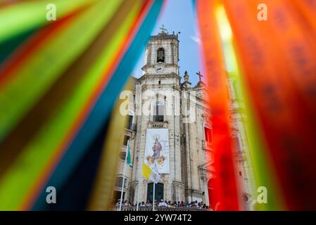 Salvador, Bahia, Brasilien - 08. Dezember 2024: Fassade der berühmten Kirche unserer Lieben Frau von Conceicao da Praia, durch bunte Bänder gesehen. Salvador, B Stockfoto