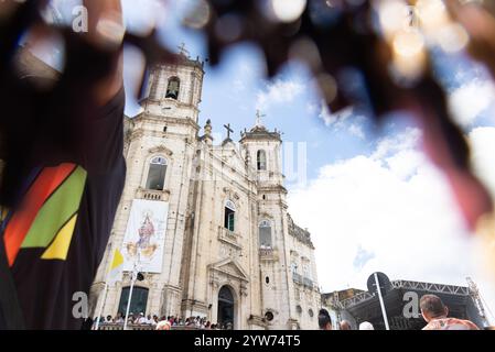 Salvador, Bahia, Brasilien - 08. Dezember 2024: Fassade der berühmten Kirche unserer Lieben Frau von Conceicao da Praia, durch bunte Bänder gesehen. Salvador, B Stockfoto