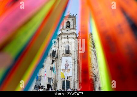 Salvador, Bahia, Brasilien - 8. Dezember 2024: Blick auf die Fassade der Kirche Nossa Senhora da Conceicao da Praia durch farbige Bänder Stockfoto