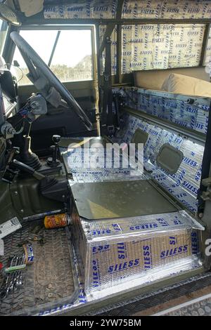 Schalldämmplatten werden in einem Land Rover Defender 110 der britischen Armee eingebaut Stockfoto