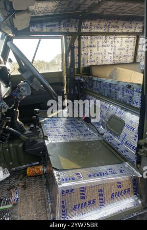 Schalldämmplatten werden in einem Land Rover Defender 110 der britischen Armee eingebaut Stockfoto