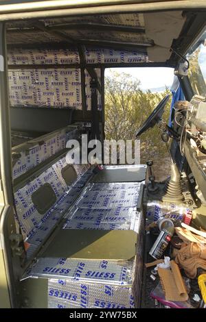 Schalldämmplatten werden in einem Land Rover Defender 110 der britischen Armee eingebaut Stockfoto