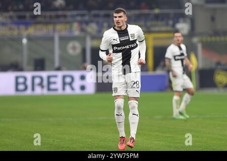 Mailand, Italien. Dezember 2024. Italien, Mailand, 2024 12 06: Valentin Mihaila (Parma) wartet auf einen Torhüter in der ersten Halbzeit während des Fußballspiels FC Inter gegen Parma Calcio, Serie A Tim 2024-2025 Tag 15, San Siro Stadium. Italien, Mailand, 2024 12 06: FC Inter vs Parma Calcio, Serie A Tim 2024/2025, Tag 15 im San Siro Stadion (Bild: © Fabrizio Andrea Bertani/Pacific Press via ZUMA Press Wire) NUR ZUR REDAKTIONELLEN VERWENDUNG! Nicht für kommerzielle ZWECKE! Stockfoto