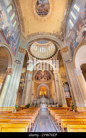 ALESSANDRIA, ITALIEN – 10. SEPTEMBER 2024: Das Kirchenschiff Santuario della Beata Maria del Portone. Stockfoto