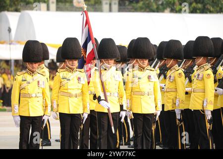 Bangkok, Thailand. Dezember 2024. Seine Majestät König Maha Vajiralongkorn Bodindradebayavarangkun leitete die Parade und Eid-Ablegung der Kaisergarde anlässlich des 6. Jahrestages seiner Majestät des Königs am 28. Juli 2024. An der Zeremonie nahmen Mitglieder der Königlichen Familie, des Geheimrats, des Premierministers, des Kabinetts, der hochrangigen Militärs, Botschafter und stellvertretende Militärattachés aus allen Ländern am Royal Plaza auf dem Gelände des Dusit Palace. Bei dieser Gelegenheit führte General Ihre Majestät Königin Suthida Bajrasudhabimalakshana die Parade an Stockfoto