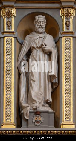 VOGHERA, ITALIEN - 12. SEPTEMBER 2024: Die Statue des Heiligen Lukas des Evangelisten in Domo - Collegiata di San Lorenzo von Antonio Minghetti (1912). Stockfoto