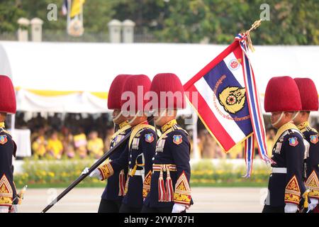 Bangkok, Thailand. Dezember 2024. Seine Majestät König Maha Vajiralongkorn Bodindradebayavarangkun leitete die Parade und Eid-Ablegung der Kaisergarde anlässlich des 6. Jahrestages seiner Majestät des Königs am 28. Juli 2024. An der Zeremonie nahmen Mitglieder der Königlichen Familie, des Geheimrats, des Premierministers, des Kabinetts, der hochrangigen Militärs, Botschafter und stellvertretende Militärattachés aus allen Ländern am Royal Plaza auf dem Gelände des Dusit Palace. Bei dieser Gelegenheit führte General Ihre Majestät Königin Suthida Bajrasudhabimalakshana die Parade an Stockfoto