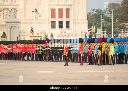 Bangkok, Thailand. Dezember 2024. Seine Majestät König Maha Vajiralongkorn Bodindradebayavarangkun leitete die Parade und Eid-Ablegung der Kaisergarde anlässlich des 6. Jahrestages seiner Majestät des Königs am 28. Juli 2024. An der Zeremonie nahmen Mitglieder der Königlichen Familie, des Geheimrats, des Premierministers, des Kabinetts, der hochrangigen Militärs, Botschafter und stellvertretende Militärattachés aus allen Ländern am Royal Plaza auf dem Gelände des Dusit Palace. Bei dieser Gelegenheit führte General Ihre Majestät Königin Suthida Bajrasudhabimalakshana die Parade an Stockfoto