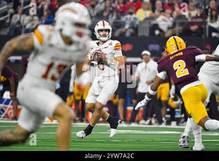 Arlington, TX, USA. Dezember 2024. Iowa State Cyclones Quarterback Rocco Becht blickt während des zweiten Viertels des Big XII Championship College Footballspiels gegen die Arizona State Sun Devils im AT&T Stadium in Arlington, Texas. Austin McAfee/CSM/Alamy Live News Stockfoto