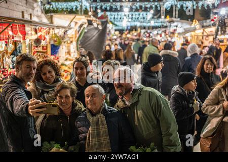 Barcelona, Barcelona, Spanien. Dezember 2024. Besucher nutzen die Gelegenheit, Weihnachtsdekorationen in der traditionellen Fira de Santa Llucia vor der Kathedrale von Barcelona zu besuchen und zu kaufen. (Kreditbild: © Marc Asensio Clupes/ZUMA Press Wire) NUR REDAKTIONELLE VERWENDUNG! Nicht für kommerzielle ZWECKE! Stockfoto