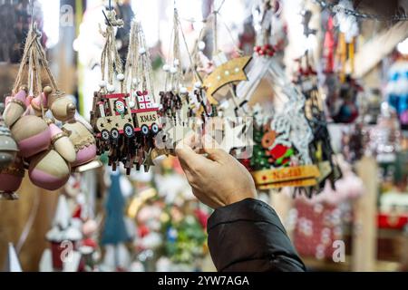 Barcelona, Barcelona, Spanien. Dezember 2024. Besucher nutzen die Gelegenheit, Weihnachtsdekorationen in der traditionellen Fira de Santa Llucia vor der Kathedrale von Barcelona zu besuchen und zu kaufen. (Kreditbild: © Marc Asensio Clupes/ZUMA Press Wire) NUR REDAKTIONELLE VERWENDUNG! Nicht für kommerzielle ZWECKE! Stockfoto