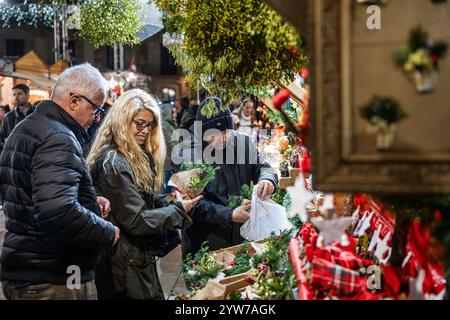 Barcelona, Barcelona, Spanien. Dezember 2024. Besucher nutzen die Gelegenheit, Weihnachtsdekorationen in der traditionellen Fira de Santa Llucia vor der Kathedrale von Barcelona zu besuchen und zu kaufen. (Kreditbild: © Marc Asensio Clupes/ZUMA Press Wire) NUR REDAKTIONELLE VERWENDUNG! Nicht für kommerzielle ZWECKE! Stockfoto