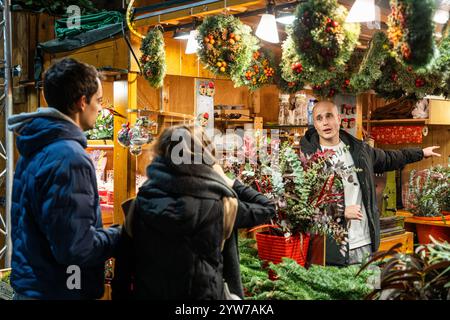 Barcelona, Barcelona, Spanien. Dezember 2024. Besucher nutzen die Gelegenheit, Weihnachtsdekorationen in der traditionellen Fira de Santa Llucia vor der Kathedrale von Barcelona zu besuchen und zu kaufen. (Kreditbild: © Marc Asensio Clupes/ZUMA Press Wire) NUR REDAKTIONELLE VERWENDUNG! Nicht für kommerzielle ZWECKE! Stockfoto