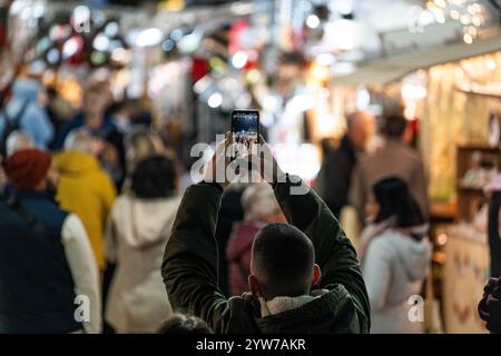 Barcelona, Barcelona, Spanien. Dezember 2024. Besucher nutzen die Gelegenheit, Weihnachtsdekorationen in der traditionellen Fira de Santa Llucia vor der Kathedrale von Barcelona zu besuchen und zu kaufen. (Kreditbild: © Marc Asensio Clupes/ZUMA Press Wire) NUR REDAKTIONELLE VERWENDUNG! Nicht für kommerzielle ZWECKE! Stockfoto
