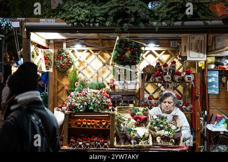 Barcelona, Barcelona, Spanien. Dezember 2024. Besucher nutzen die Gelegenheit, Weihnachtsdekorationen in der traditionellen Fira de Santa Llucia vor der Kathedrale von Barcelona zu besuchen und zu kaufen. (Kreditbild: © Marc Asensio Clupes/ZUMA Press Wire) NUR REDAKTIONELLE VERWENDUNG! Nicht für kommerzielle ZWECKE! Stockfoto