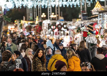 Barcelona, Barcelona, Spanien. Dezember 2024. Besucher nutzen die Gelegenheit, Weihnachtsdekorationen in der traditionellen Fira de Santa Llucia vor der Kathedrale von Barcelona zu besuchen und zu kaufen. (Kreditbild: © Marc Asensio Clupes/ZUMA Press Wire) NUR REDAKTIONELLE VERWENDUNG! Nicht für kommerzielle ZWECKE! Stockfoto