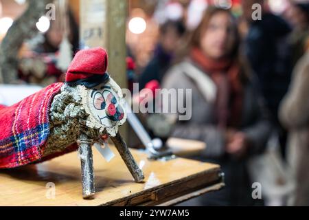 Barcelona, Barcelona, Spanien. Dezember 2024. Besucher nutzen die Gelegenheit, Weihnachtsdekorationen in der traditionellen Fira de Santa Llucia vor der Kathedrale von Barcelona zu besuchen und zu kaufen. (Kreditbild: © Marc Asensio Clupes/ZUMA Press Wire) NUR REDAKTIONELLE VERWENDUNG! Nicht für kommerzielle ZWECKE! Stockfoto