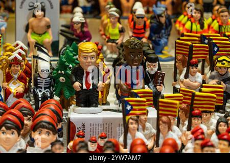 Barcelona, Barcelona, Spanien. Dezember 2024. Besucher nutzen die Gelegenheit, Weihnachtsdekorationen in der traditionellen Fira de Santa Llucia vor der Kathedrale von Barcelona zu besuchen und zu kaufen. (Kreditbild: © Marc Asensio Clupes/ZUMA Press Wire) NUR REDAKTIONELLE VERWENDUNG! Nicht für kommerzielle ZWECKE! Stockfoto