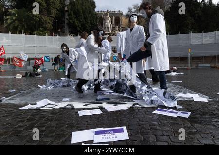 Rom, Italien. Dezember 2024. Eine Gruppe prekärer Arbeiter des Nationalen Forschungsrates (CNR) während des Flashmobs auf der Piazza del Popolo in Rom. (Foto: Matteo Nardone/Pacific Press) Credit: Pacific Press Media Production Corp./Alamy Live News Stockfoto