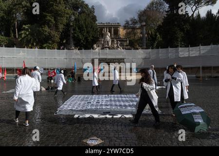 Rom, Italien. Dezember 2024. Eine Gruppe prekärer Arbeiter des Nationalen Forschungsrates (CNR) während des Flashmobs auf der Piazza del Popolo in Rom. (Foto: Matteo Nardone/Pacific Press) Credit: Pacific Press Media Production Corp./Alamy Live News Stockfoto