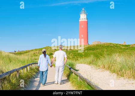 Ein paar gemütliche Spaziergänge entlang eines malerischen Pfades in der Nähe des Texel Lighthouse und genießen den atemberaubenden Blick auf die Küste der Niederlande Stockfoto