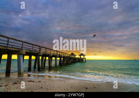 Pier und der Strand in Naples, Florida, bei Sonnenuntergang Stockfoto