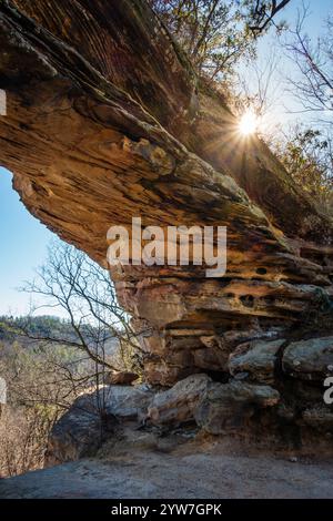 Die Sonne steigt hinter der Felsformation Double Arch im geologischen Gebiet der Red River Gorge in Kentucky Stockfoto