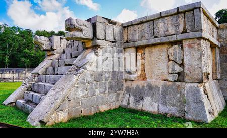 Schließen Sie mythischen Adler und jaguar wie Kreatur, die Feinde an den Wänden der Plattform der Adler und Jaguar, Chichen Itza, Mexiko, verschlingt Stockfoto