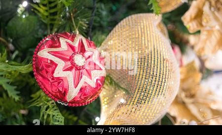 Weihnachtsdekoration am Baum. Nahansicht. Stockfoto