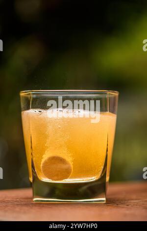 Brausende Vitamin-C-Tablette löst sich in Wasser auf Stockfoto