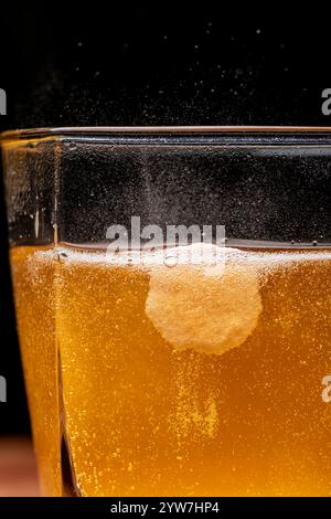 Brausende Vitamin-C-Tablette löst sich in Wasser auf Stockfoto