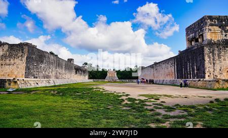 Great Ball Court, Juego de Pelota, größter Ball Court in Mesoamerika, Blick auf den Nordtempel des Bärtigen Mannes Chichen Itza, Mexiko Stockfoto