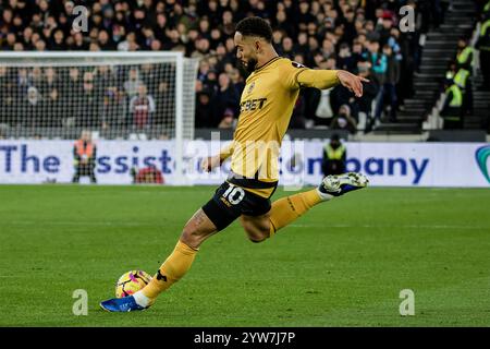 London, Großbritannien. Dezember 2024. London, England, 10. Dezember 2024: Matheus Cunha (10 Wolverhampton Wanderers) im Spiel der Premier League zwischen West Ham und Wolverhampton Wanderers im London Stadium. (Pedro Porru/SPP) Credit: SPP Sport Press Photo. /Alamy Live News Stockfoto