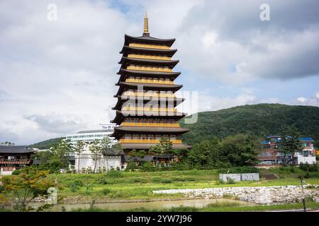 Hwangryongwon Jungdo Tower im Bomun Touristenkomplex. Stockfoto