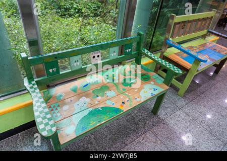 Bunte hölzerne Kinderstühle im Kindermuseum Stockfoto